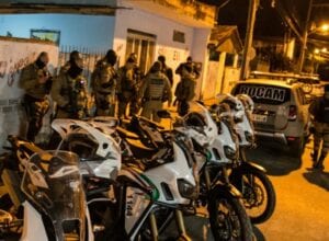 a Operação Blumenau Segura que resultou na prisão de 8 pessoas além da apreensão de maconha, crack e cocaína - foto da Polícia Militar