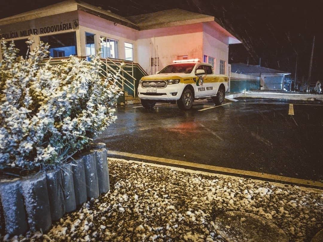 Neve no posto da Polícia Militar Rodoviária na Serra do Rio do Rastro