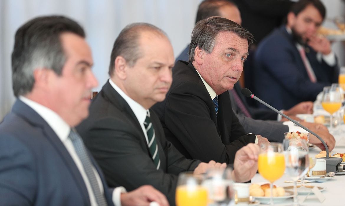 Presidente da República, Jair Bolsonaro, durante reunião com ministros e políticos - foto de Marcos Corrêa/PR