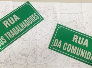 Placas confeccionadas pela Prefeitura para as vias legalizadas