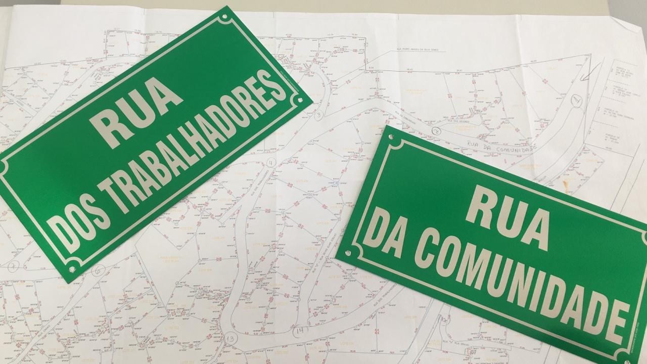 Placas confeccionadas pela Prefeitura para as vias legalizadas