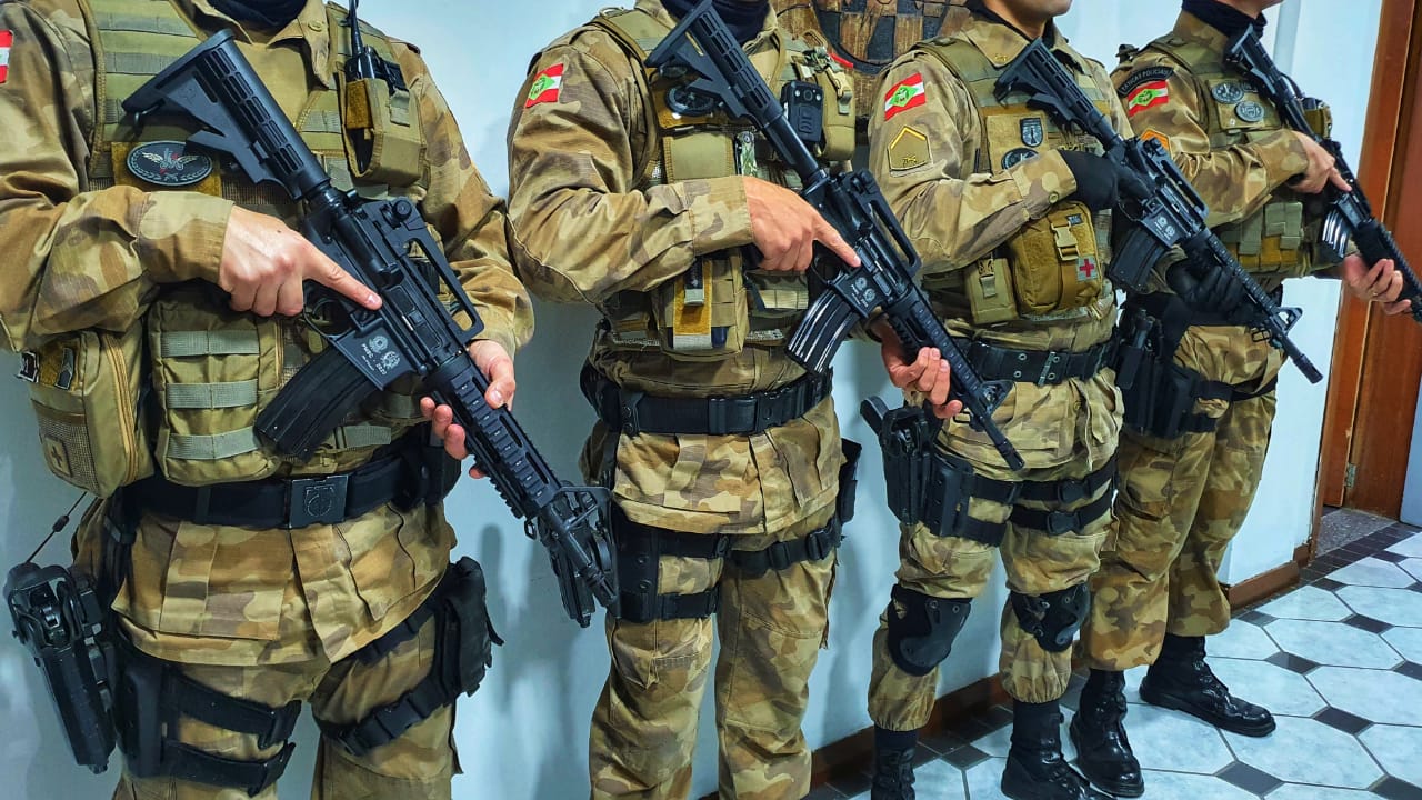 Policiais com novos fuzis T4 de calibre 556 - foto da Polícia Militar