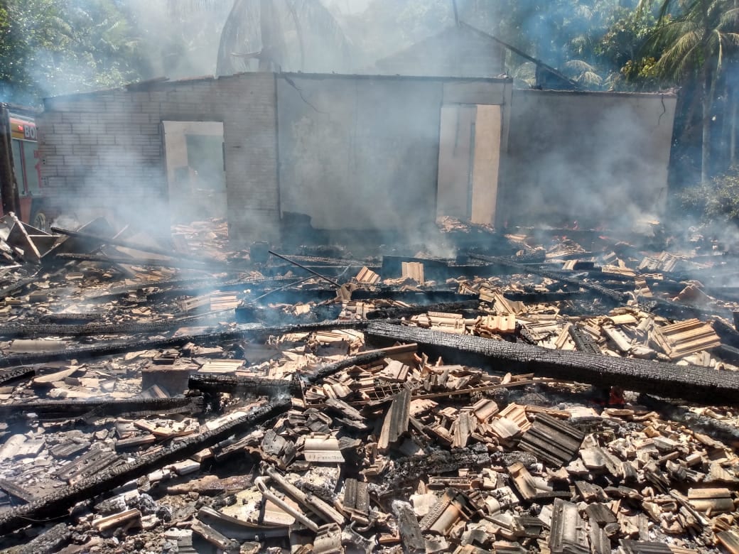 Incêndio destrói residência no bairro Vila Itoupava - foto do Corpo de Bombeiros