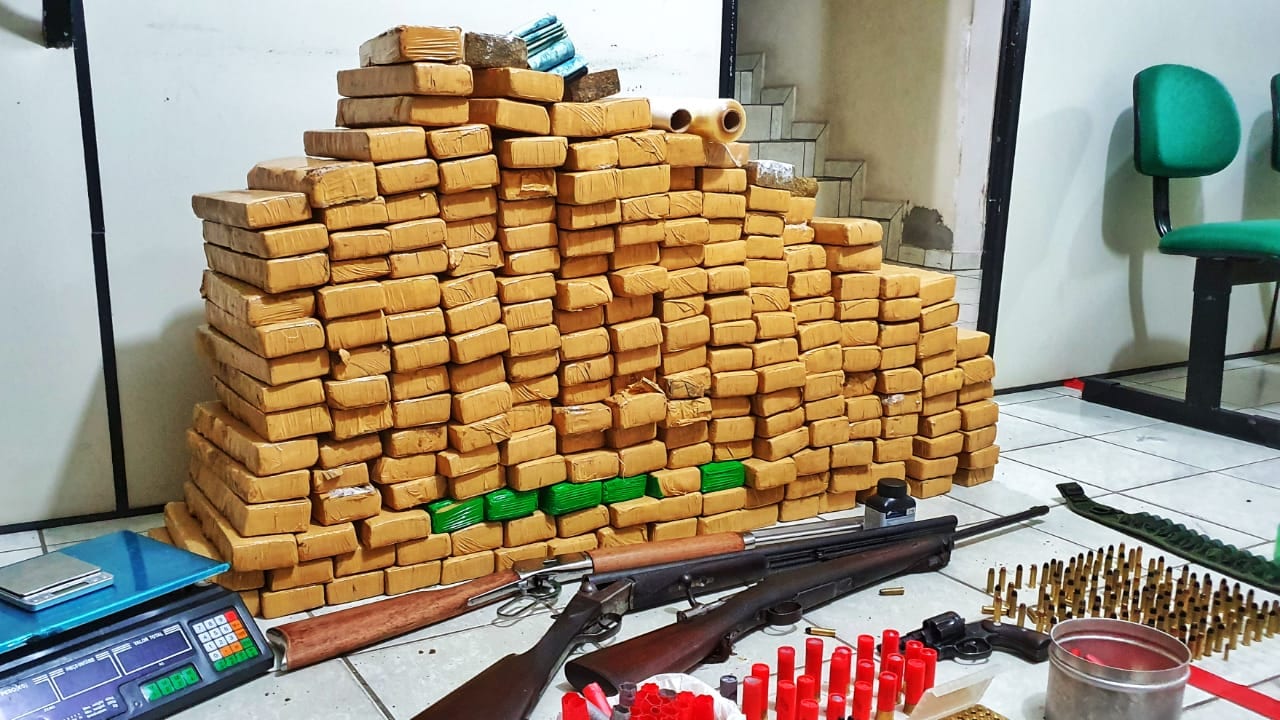Drogas e armas apreendidas na Itoupava Central - foto da Polícia Militar