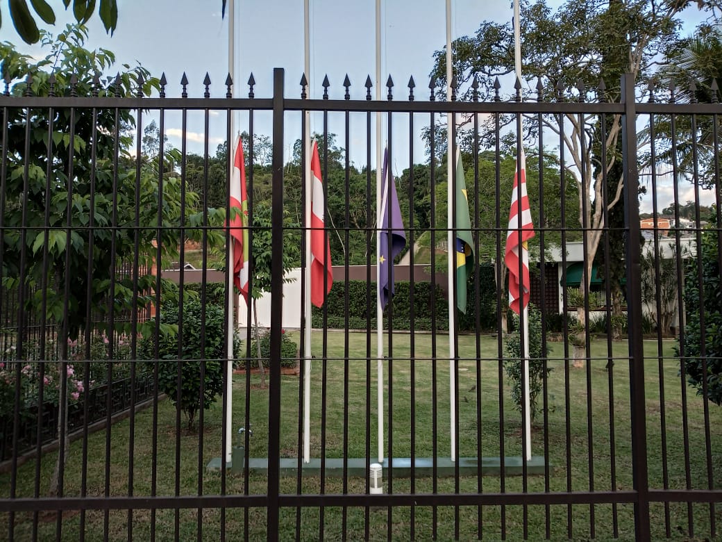 Bandeiras a meio mastro no consulado da Áustria em Blumenau, em homenagem as vitimas do atentado terrorista em Viena.