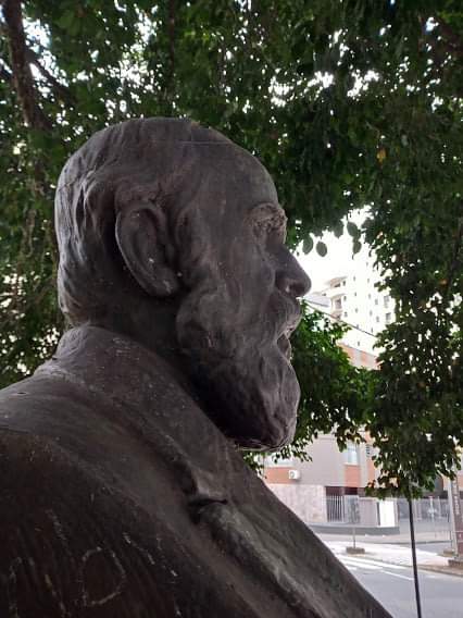 Monumento de 1950 em homenagem a D. Pedro II em Blumenau- - foto de Sérgio Campregher