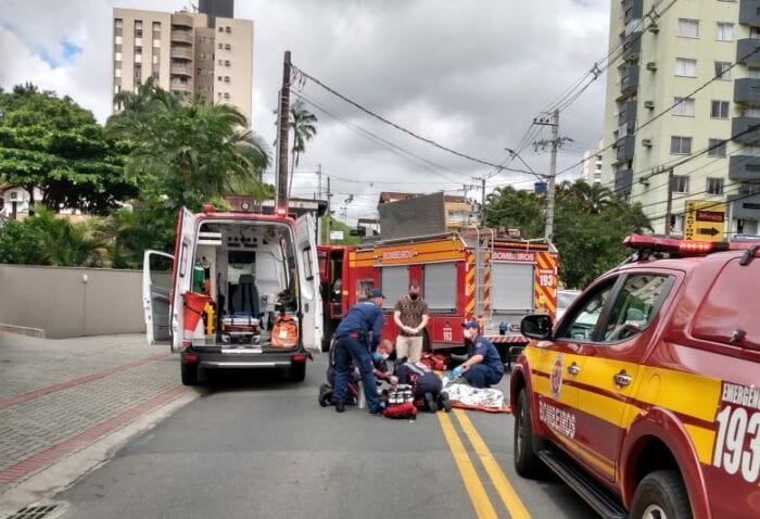 Bombeiros durante resgate a idosa atropelada no bairro Vila Nova - foto do Corpo de Bombeiros