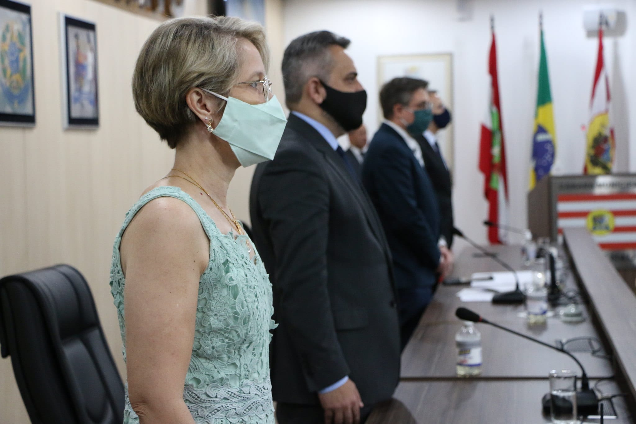 Vice-prefeita Maria Regina de Souza Soar e vereadores durante posse na Câmara de Blumenau
