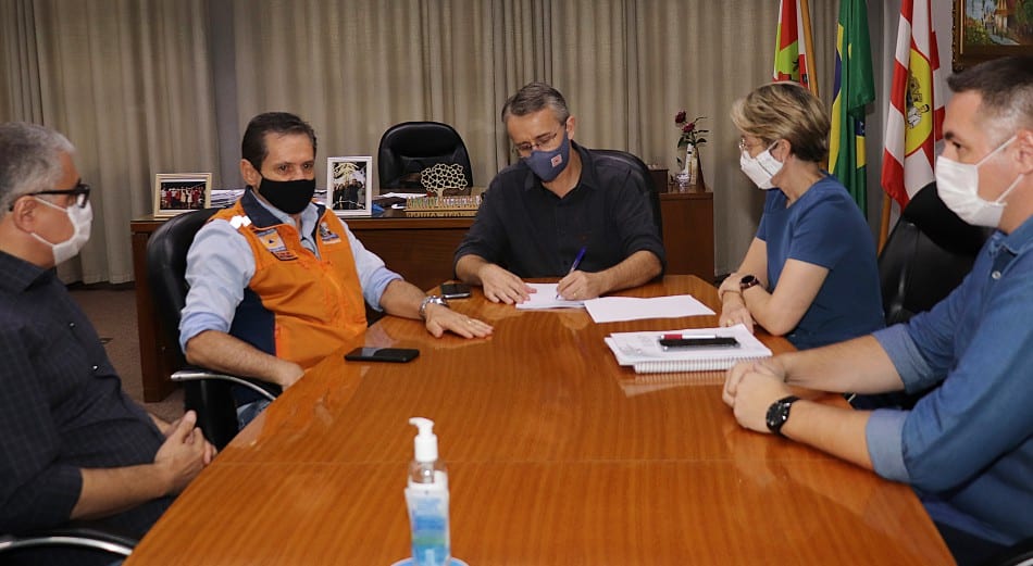 Prefeito Mário Hildebrandt em reunião com a Defesa Civil - foto de Marcelo Martins