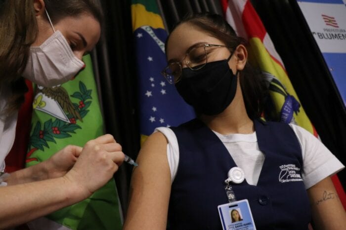 Vacinação contra Covid-19 em Blumenau - foto de Marcelo Martins