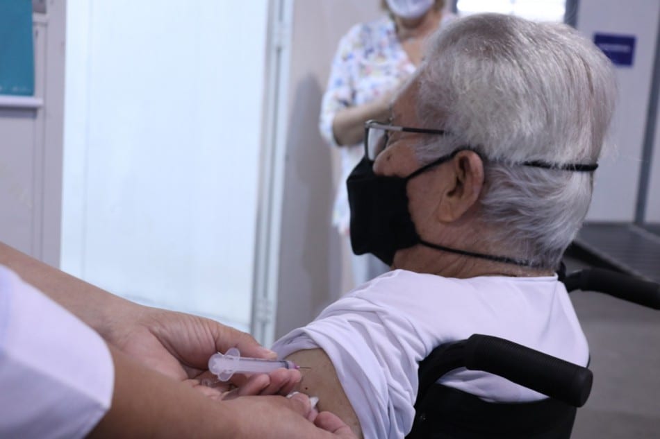 Vacinação contra a Covid-19 em idoso - foto de Marcelo Martins