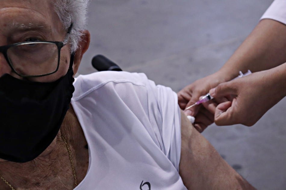 Vacinação contra a Covid-19 em idoso - foto de Marcelo Martins