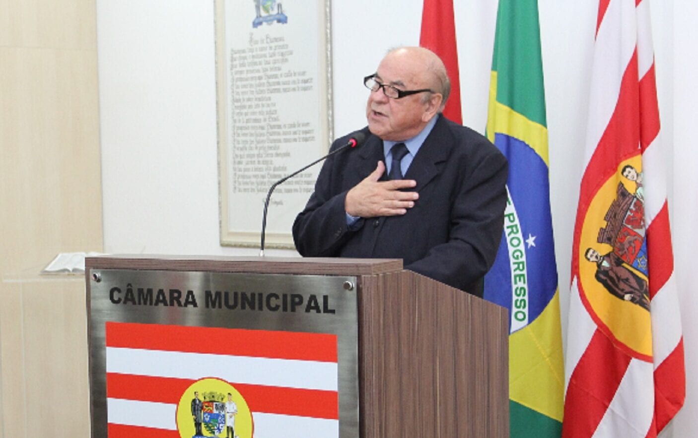 Doutor Joares Luiz Nogara recebendo homenagem na Câmara - foto de Vivian Persuhn