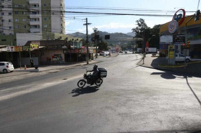 Local onde será implantada rotatória entre as ruas Johann Ohf e José Reuter - foto de Marcelo Martins