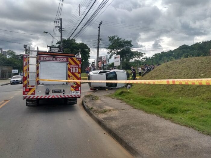 Atendimento a acidente no bairro Itoupava Norte - foto do Corpo de Bombeiros