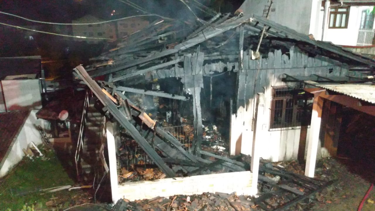 Casa destruída por incêndio no bairro Valparaíso - foto do Corpo de Bombeiros