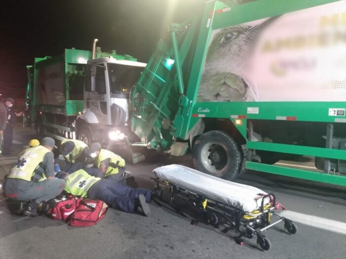 Acidente entre caminhões da coleta de lixo fere trabalhador - foto do Corpo de Bombeiros