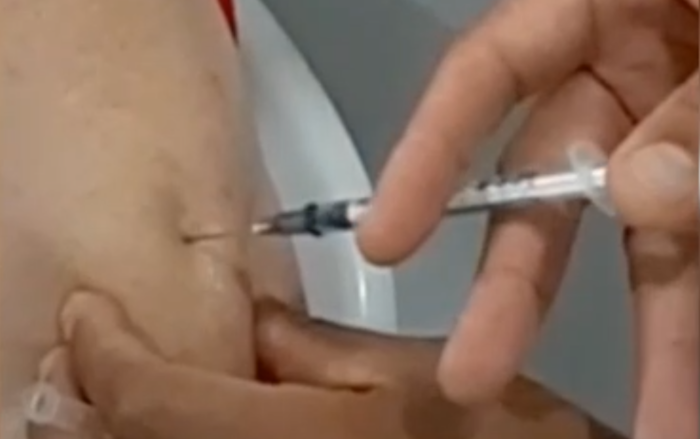 Líquido da vacina escorre em aplicação