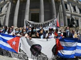 CUBA: DEMOCRACIA JÁ! O truculento guisado tropical socialista leva de tudo, menos os ingredientes de uma autêntica democracia - foto do Miami Herald