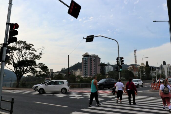 Semáforo entre a Ponte Adolfo Konder e Avenida Beira-Rio - foto de Eraldo Schnaider