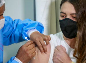 Vacinação contra a Covid-19 - foto de Julio Cavalheiro