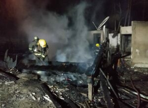 Casa destruída por incêndio na Rua Olga Fumagalli - foto do CMBSC