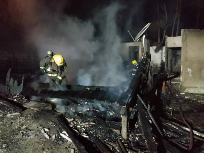 Casa destruída por incêndio na Rua Olga Fumagalli - foto do CMBSC