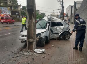 Veículo após colisão com poste na Rua Dois de Setembro - foto do CBMSC
