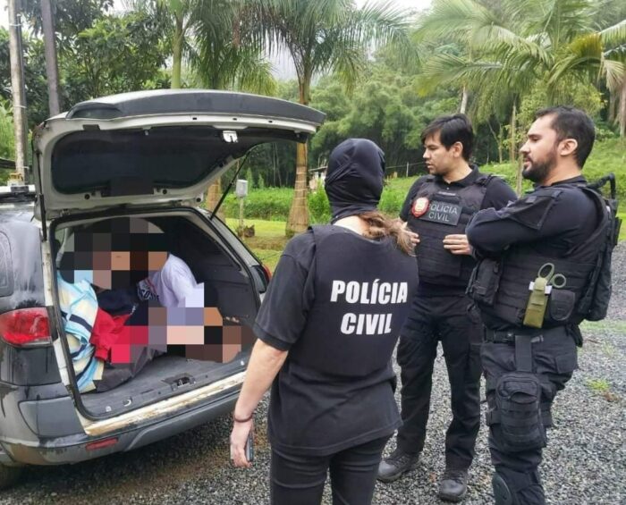 Prisão de um dos envolvidos em assalto em Rio dos Cedros - foto da Polícia Civil