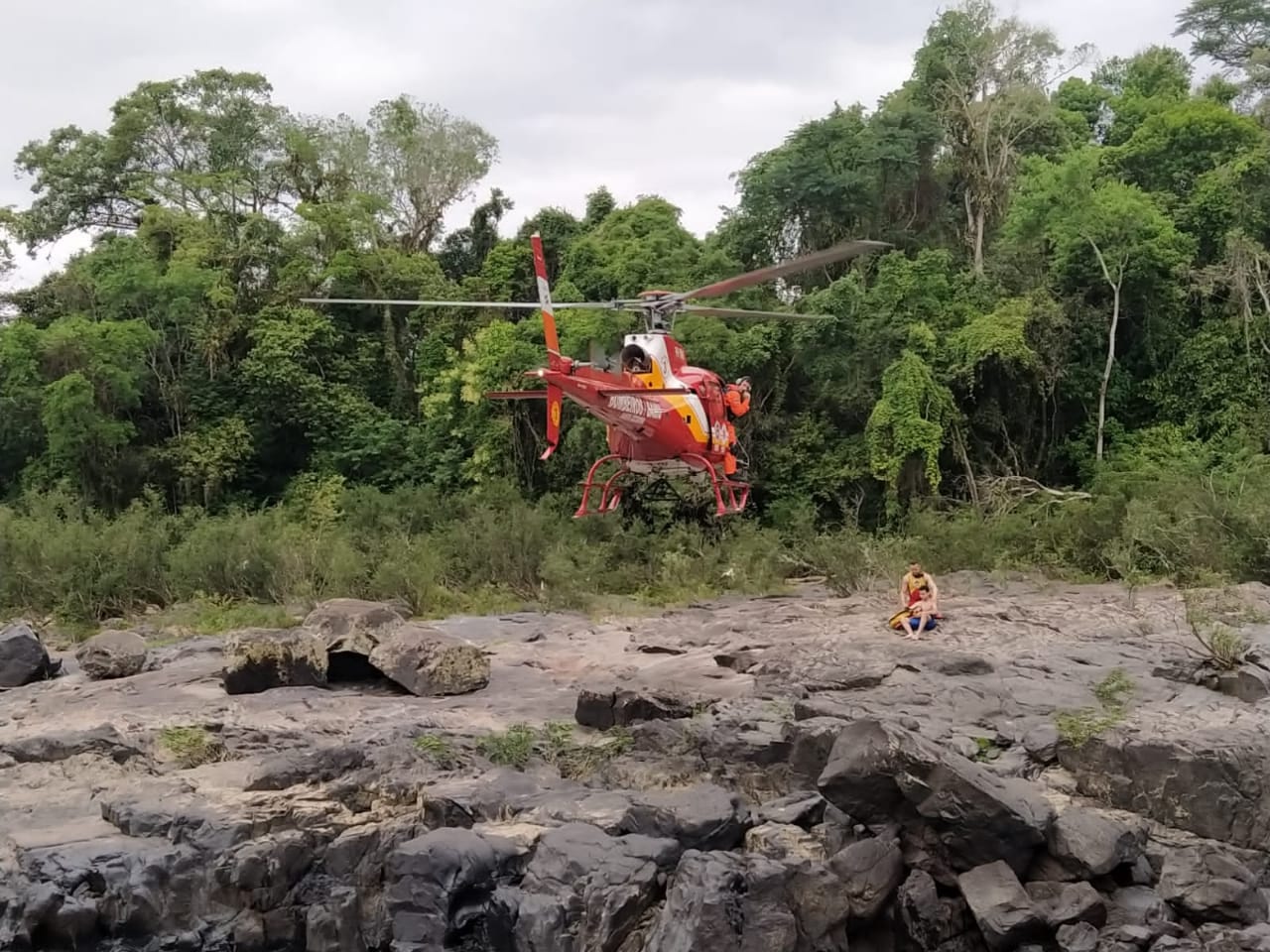 Helicóptero Arcanjo durante resgate - foto do CBMSC