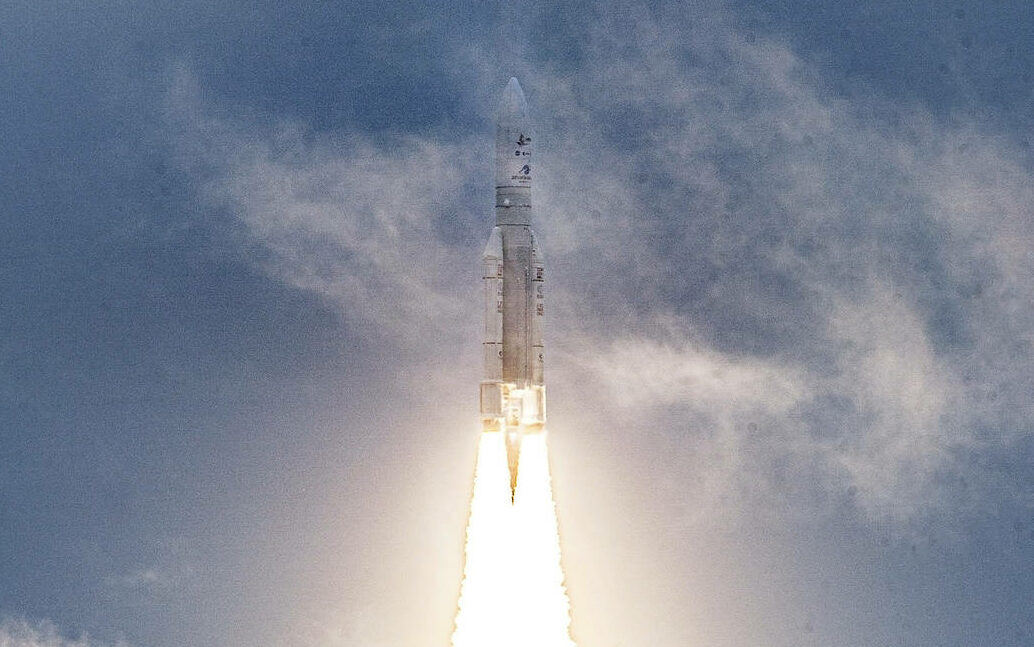 Foguete Ariane 5 levando James Webb - foto de NASA/Chris Gunn
