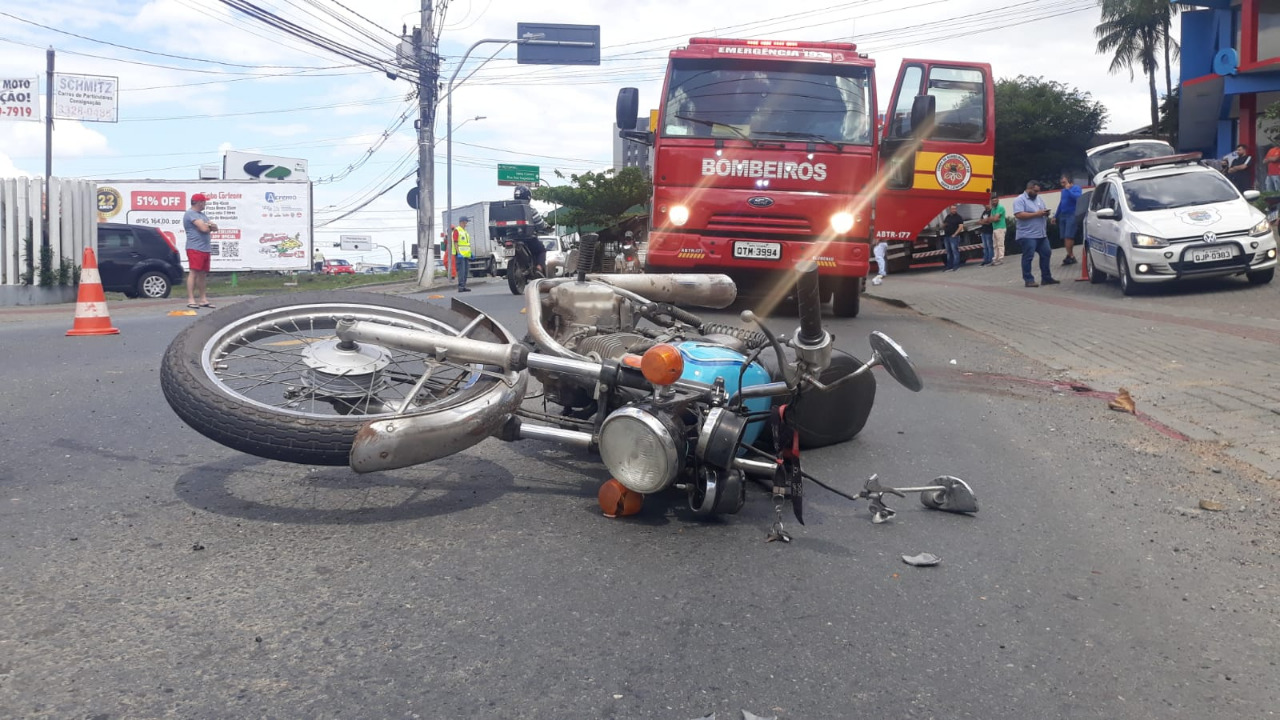 Motocicleta atingida por veículo na Rua General Osório - foto do CBMSC