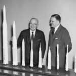 O ex-administrador da NASA James Edwin Webb, à direita, com o ex-presidente Harry S. Truman na recém-inaugurada sede da NASA em Washington em 1961 - foto NASA