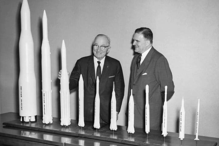 O ex-administrador da NASA James Edwin Webb, à direita, com o ex-presidente Harry S. Truman na recém-inaugurada sede da NASA em Washington em 1961 - foto NASA