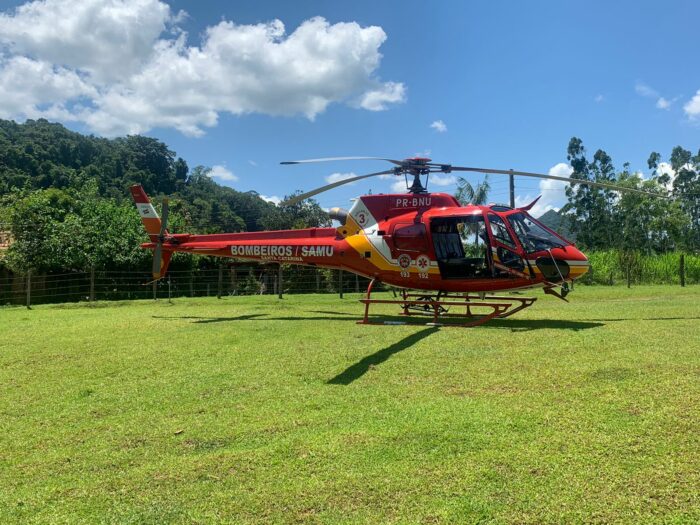 Helicóptero Arcanjo 03 durante atendimento - foto do CBMSC