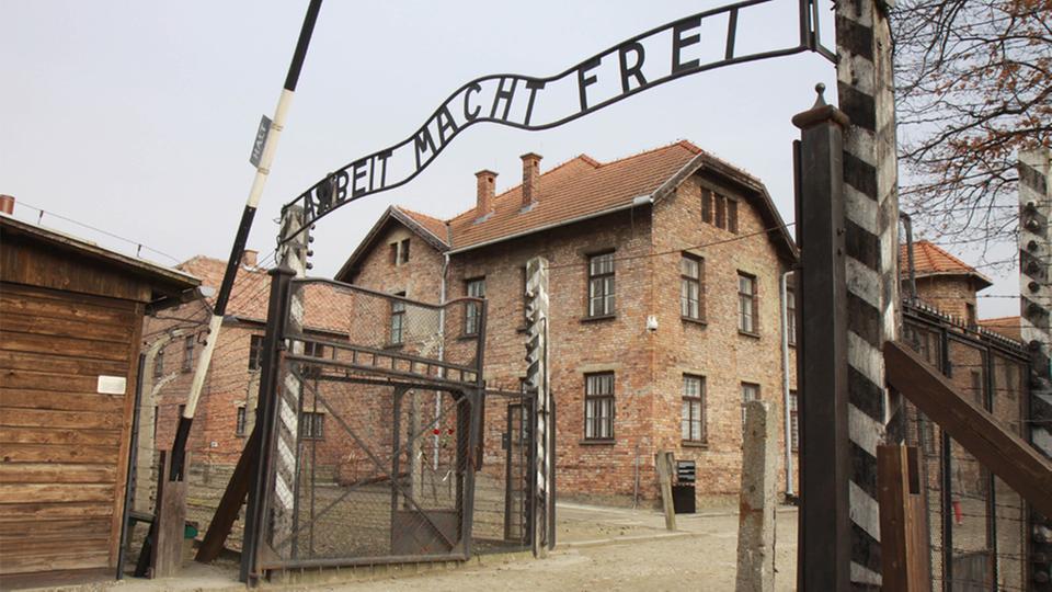 DIA INTERNACIONAL EM MEMÓRIA DAS VÍTIMAS DO HOLOCAUSTO - O lema cínico de Auschwitz: "O trabalho liberta" - foto do Museu Yad Vashem