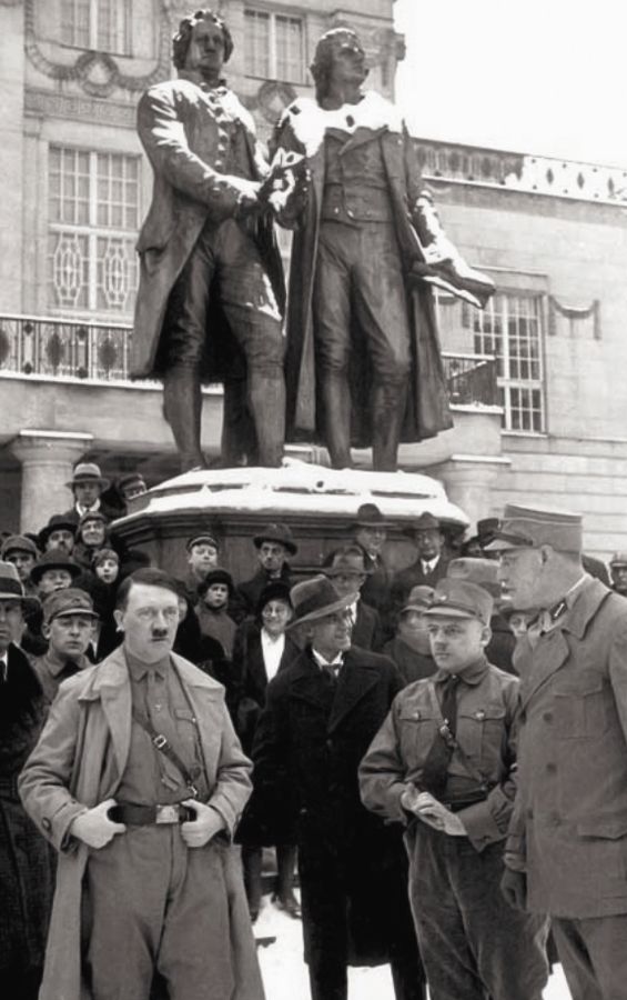 O facínora em Weimar - Comício do NSDAP - em frente ao monumento Goethe-Schiller em Weimar; Hitler, Sauckel e Brückner (da esquerda para a direita)