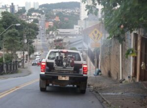 Veículo com fumacê contra a dengue - foto de Marcelo Martins