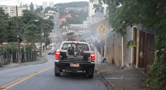Veículo com fumacê contra a dengue - foto de Marcelo Martins