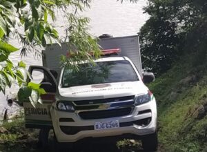 Viatura de perícia durante retirada de cadáver do Rio Itajaí-Açu - foto do CBMSC