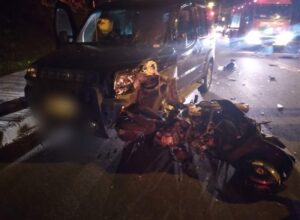 Motocicleta e veículo após acidente na Rua Bahia - foto do CBMSC