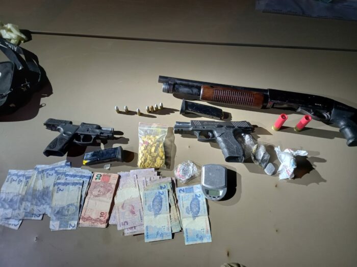 Armas e dinheiro localizadas pela Polícia Militar