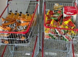 Procon fiscaliza supermercados após denuncia de produtos vencidos