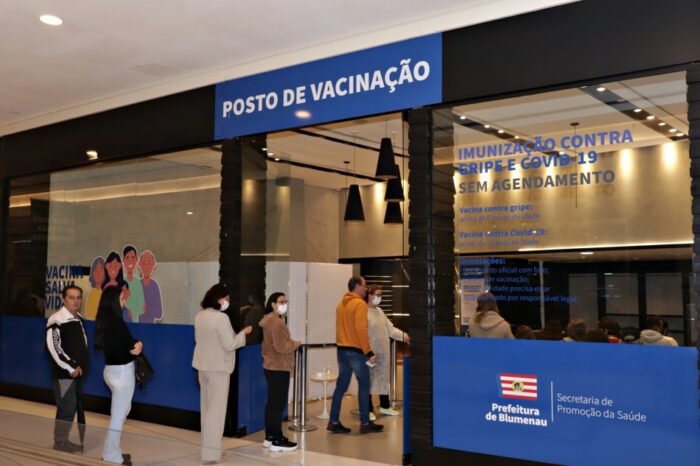 Posto de vacinação em shopping - foto de Marcelo Martins