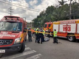 Ciclista morre ao colidir em lateral de veículo no bairro Fortaleza - foto do CBMSC