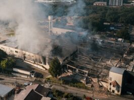 Fábrica destruída por incêndio no bairro Salto do Norte - imagem da Lumitch Filmes