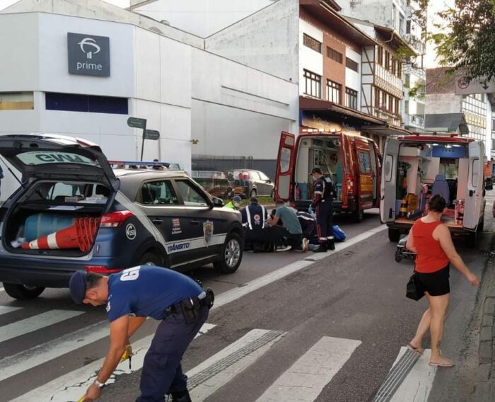 Agente de trânsito e socorristas após atropelamento na Avenida Presidente Castelo Branco - foto do CBMSC