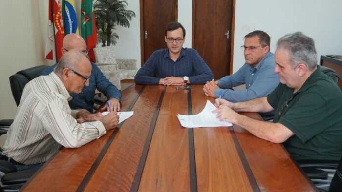 Prefeito André Moser e representantes da nova empresa - foto da Prefeitura de Indaial
