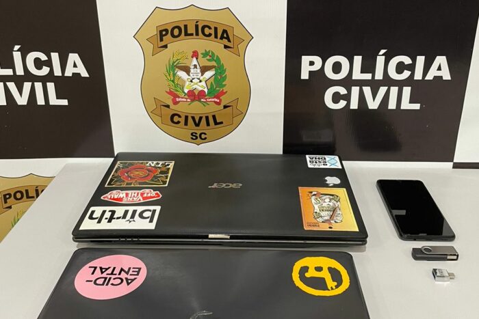 Materiais apreendidos com professor acusado de armazenar pornografia de adolescentes - foto da Polícia Civil