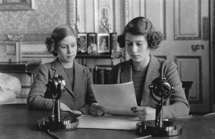 PRIMEIRA TRANSMISSÃO - Em 1940, com apenas 14 anos, a então princesa Elizabeth fez sua primeira transmissão de rádio da BBC para levar conforto e esperança às crianças que haviam sido evacuadas das cidades britânicas durante a Segunda Guerra Mundial. Na imagem Princesas Margaret e Elizabeth - foto de Getty Images